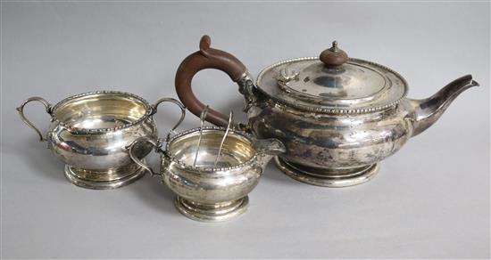 A George V silver three piece tea set by William Neale Ltd, Birmingham, 1926, gross 19oz.